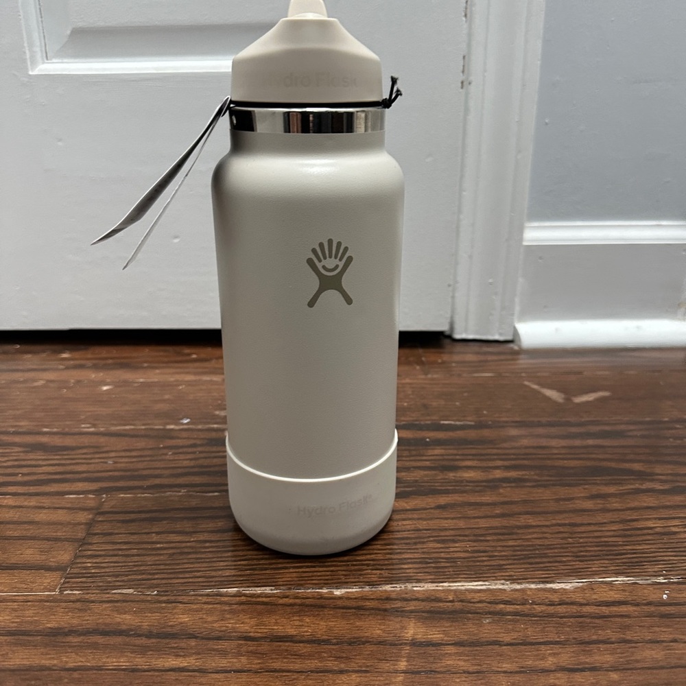 NWT HYDRO FLASK SPECIAL EDITION 32oz in Sandalwood